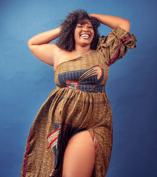 curvy woman wearing a strapless dress